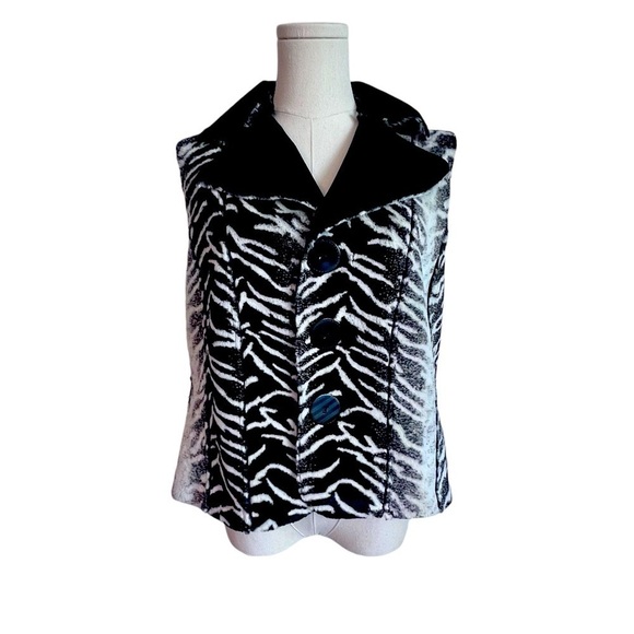 Lisa International Reversible Animal Print Faux
Fur, Faux Suede Vest, Size S - Picture 2 of 10